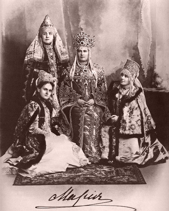 1903_ball_-_Maria_Pavl._with_freilins.jpg
